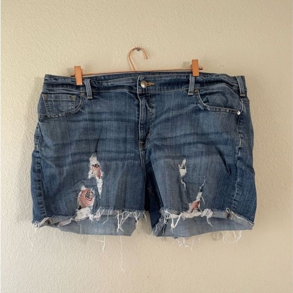 Lane Bryant Plus Size 18 Girlfriend Denim Short Embroidered Distressed Floral - Picture 2 of 3